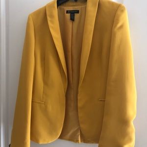 Beautiful and chic yellow blazer!